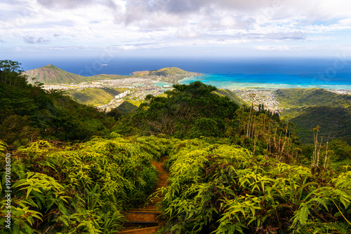 Fotografía Scenic view from Kuliouou Ridge in Oahu, Hawaii, overlooking lush green mountains and the Pacific Ocean