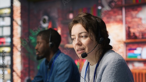 Φωτογραφία Joyous call center agent providing step by step guidance to resolve customers concerns