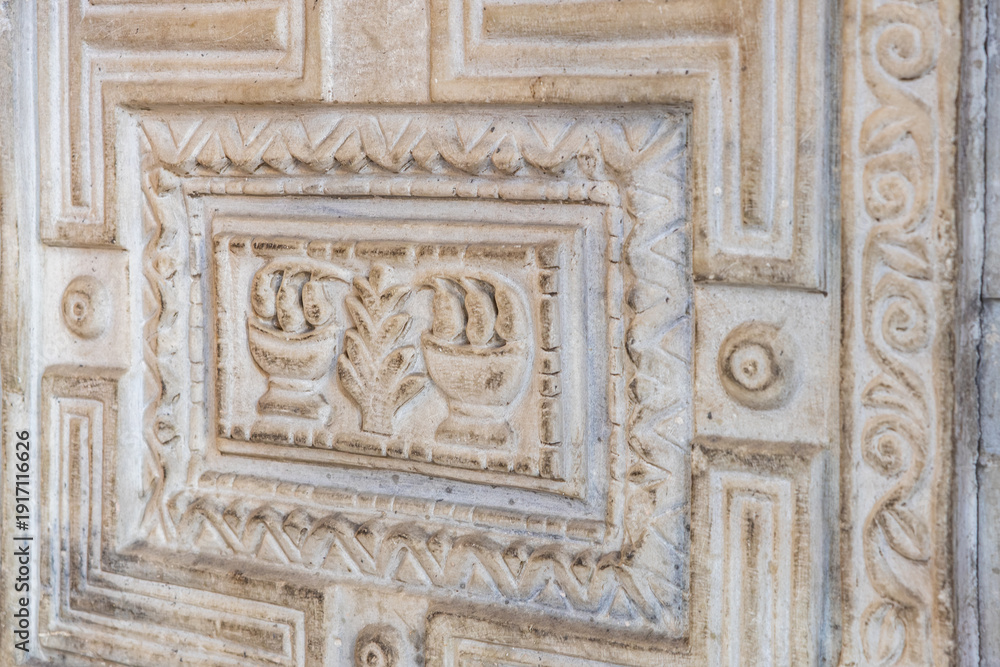 Obraz premium Detailed ancient stone carving with symmetrical geometric patterns