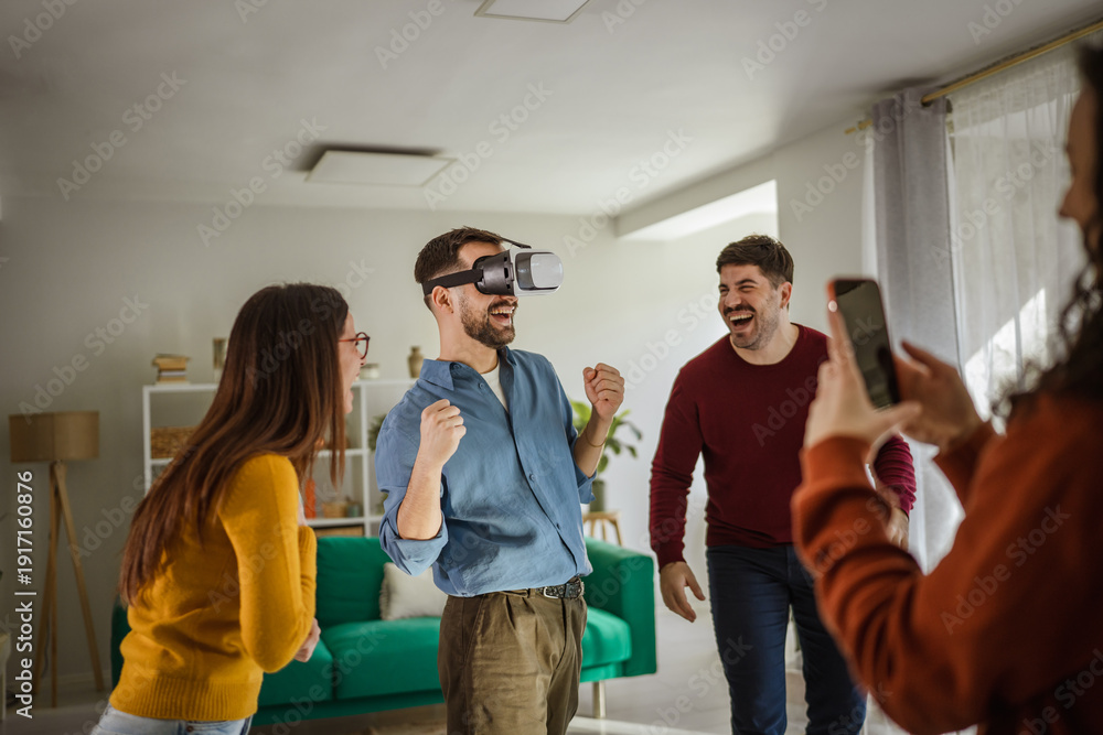 Naklejka premium Friends enjoying virtual reality gaming experience at home