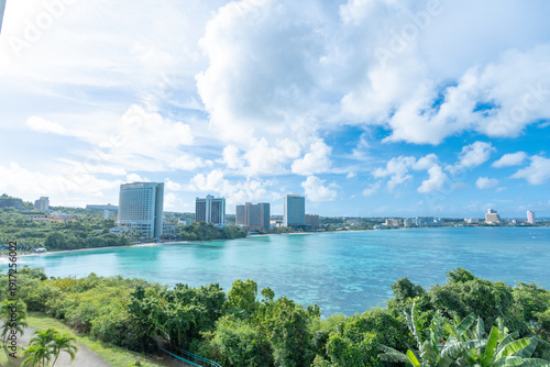 エメラルドグリーンの海が広がるグアムの美しいリゾート風景