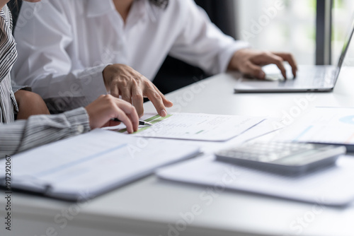 Foto Auditor or internal revenue service staff, Business women checking annual financial statements of company