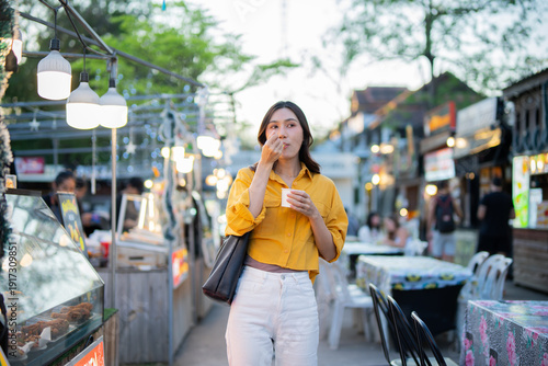 Foto Asian women enjoy delicious street food at night markets, smiling throughout their vacation, exploring the city's culture, vibrant lights, and fun-filled adventures