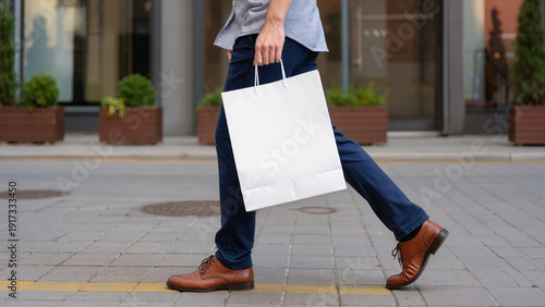 Bilde på lerret man with shopping bags