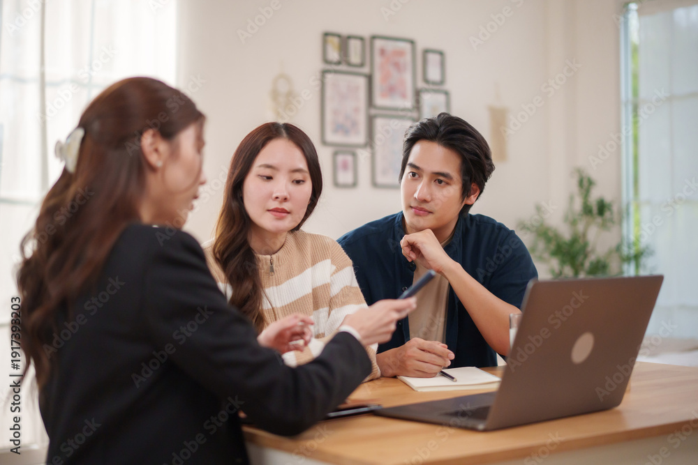 Obraz premium Asian couple consulting insurance agent about life insurance plan