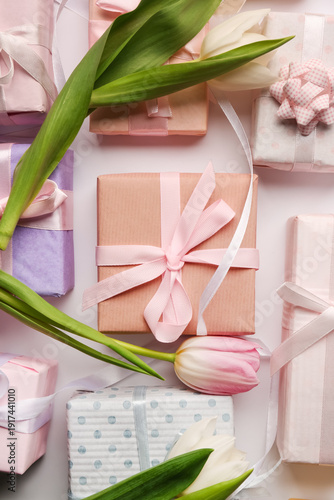 Gift boxes with tulips on w...