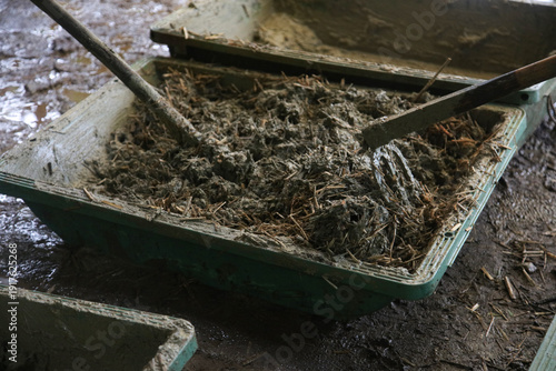 荒壁土を作る様子