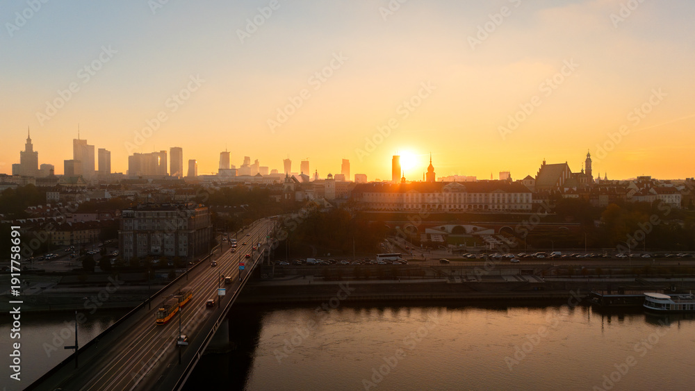 Fototapeta premium An aerial view of the Vistula River overlooking Warsaw's Old Town in Poland during the autumn sunset