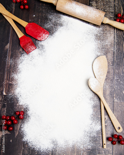 farina su tavolo legno con attrezzi cucina