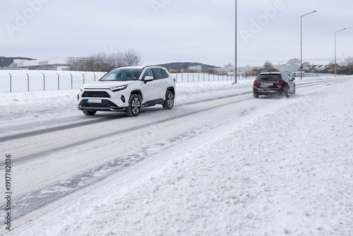 Autos auf einer Straße mit Schnee im Winter 2