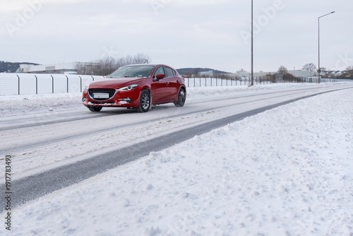 Auto auf einer Straße mit Schnee im Winter