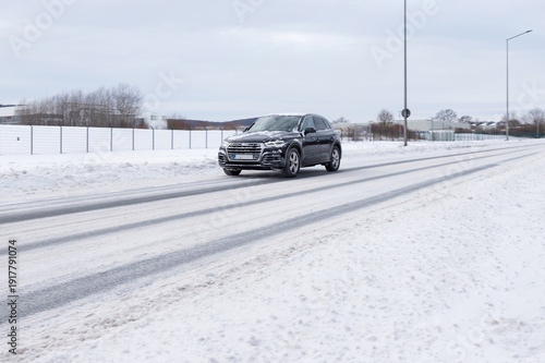 Auto auf einer Straße mit Schnee im Winter 3