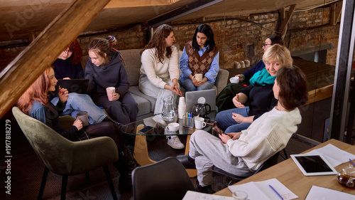 Cuadro en lienzo Large women team gathered around table for collaborative office meeting