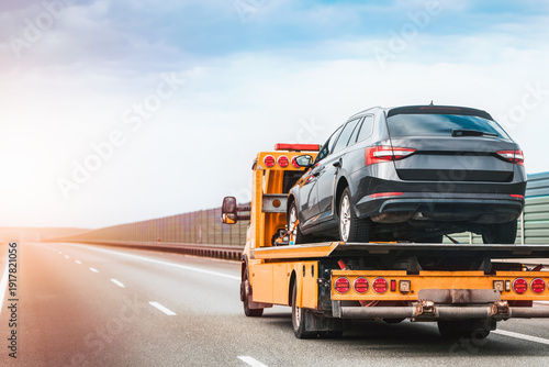 Quadro su tela Roadside help service transporting disabled vehicle