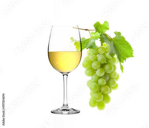 Weiße Weinrebe mit WEißweingals freigestellt auf weißem Hintergrund