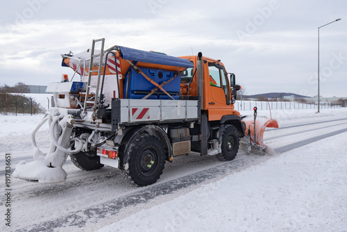 Schneepflug räumt eine Straße mit Schnee im Winter