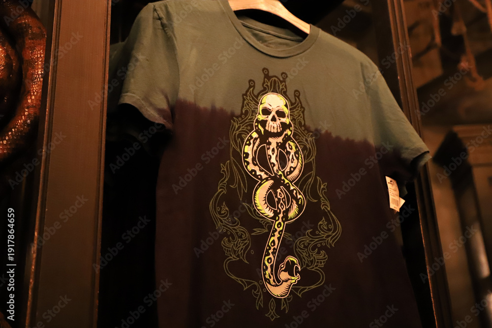 Obraz premium Dark Arts T-Shirt from Borgin and Burkes Shop at Wizarding World of Harry Potter