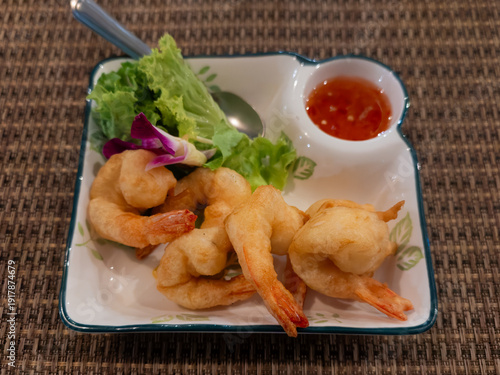 Golden tempura shrimp with lettuce and sweet chili sauce