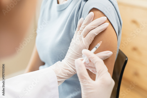 Foto People getting a vaccination to prevent pandemic concept