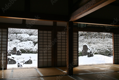 冬の京都市東山 光明院 本堂から観る枯山水庭園