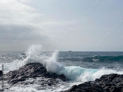 Foto Atlantic Waves Crashing on Tenerife Rocks