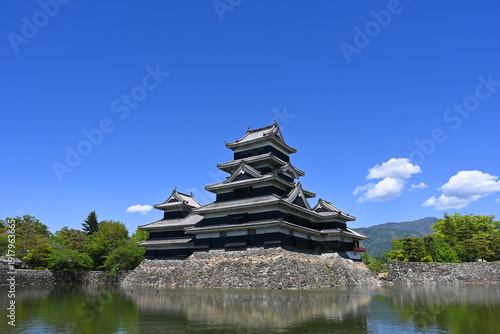 青空の長野県松本城 国宝天守