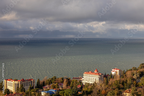 Foto View from the windows of the hotel to other buildings for recreation on the Black Sea coast