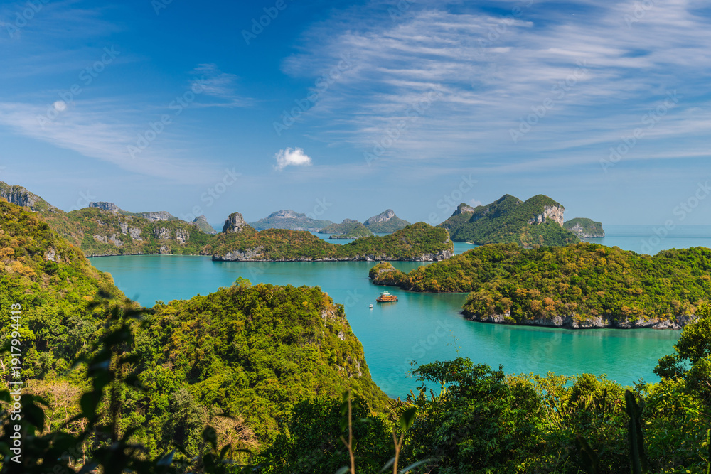Obraz premium Ang Thong National Marine Park panoramic viewpoint with lush tropical islands, turquoise sea and dramatic limestone cliffs in Thailand