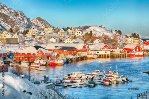 Fotografia Captivating snowy morning  cityscape of Sorvagen town and port.