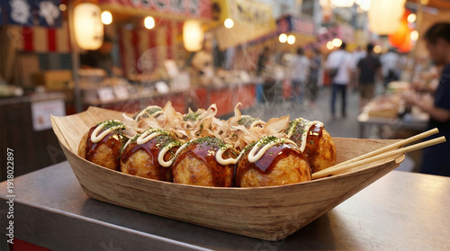 お祭りの屋台で売られている出来立てで熱々のたこ焼き