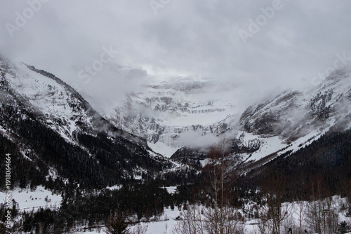 Tableau sur toile Cirque de Gavarnie enneigé sous les nuages
