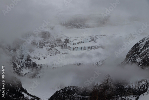 Fotografie Cirque de Gavarnie enneigé sous les nuages
