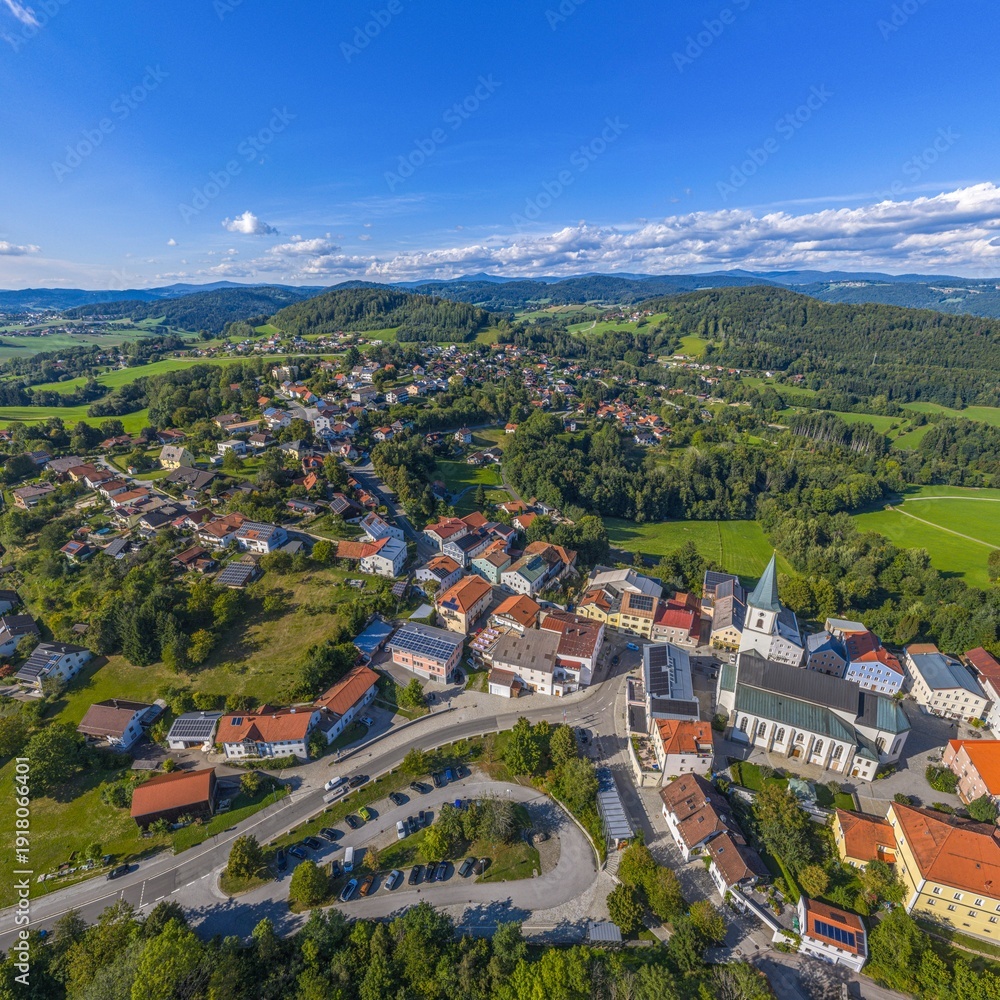 Fototapeta premium Der Erholungsort Perlesreut im Kreis Freyung-Grafenau im Bayerwald im Luftbild
