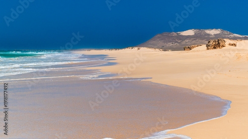 Fotografie Remote sandy beach with ocean waves, Varadinha beach, Boa Vista, Cape Verde
