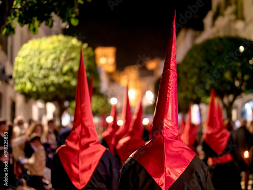 Φωτογραφία Many nazarenos with red hoods walking in procession