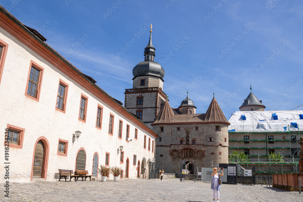 Obraz premium Festung Marienberg, the iconic hilltop fortress overlooking the city skyline and the Main River Würzburg, Bavaria, Germany