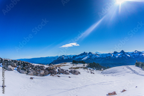 Φωτογραφία A snow covered mountain range with a clear blue sky