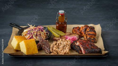 Foto A classic barbecue meat platter containing spare ribs, pulled pork, smoked spicy