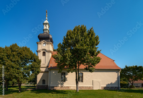 Die denkmalgeschützte Dorfkirche Meseberg liegt am 