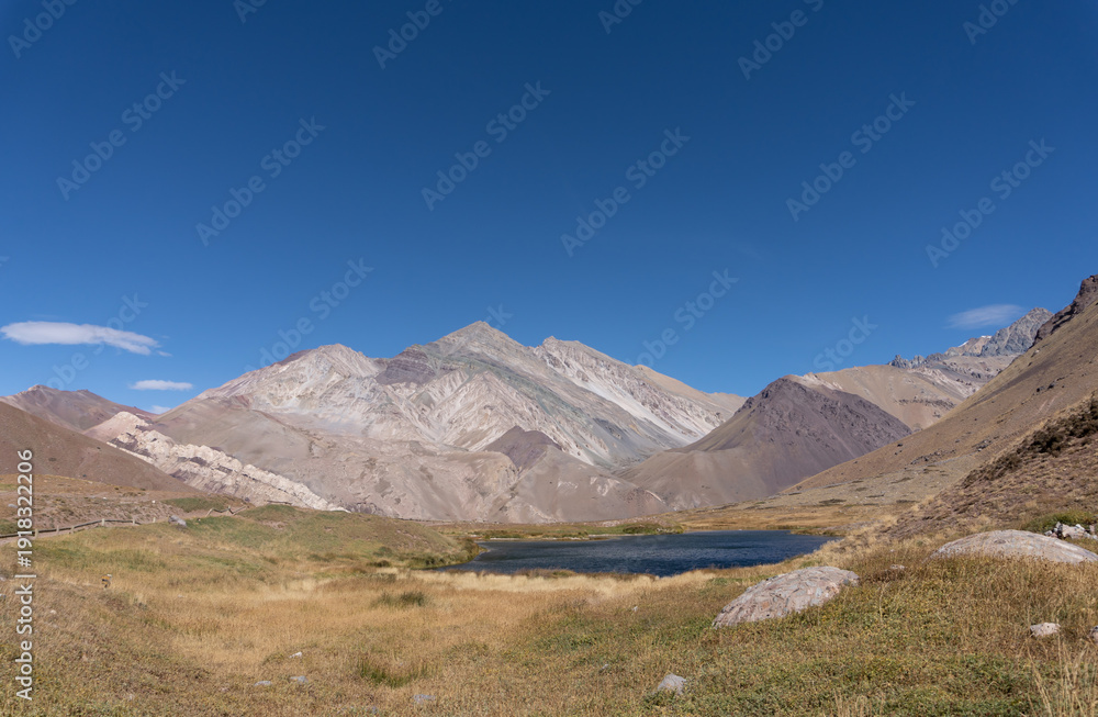 Fototapeta premium Paisaje con lago y montañas en día despejado