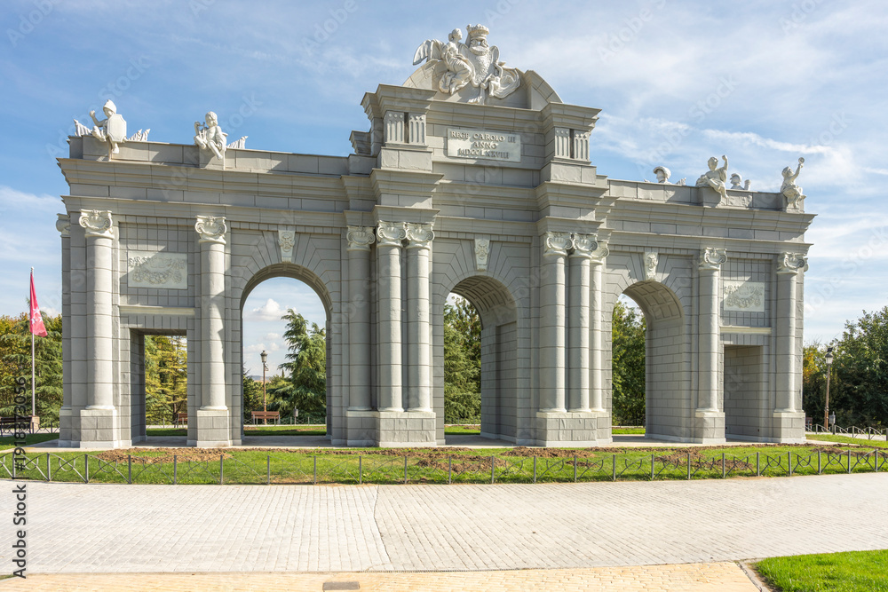 Obraz premium Front view of the replica of the Puerta de Alcalá in Europa Park in Torrejón de Ardoz, with its light stone facade and characteristic arches