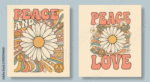 Dwa retro plakaty z lat 70. w stylu hipisowskim, przedstawiające stokrotki, symbole pokoju oraz napisy „Peace and Love” w pastelowych kolorach.