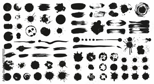 白背景に黒いインクの飛び散り、筆のストローク、グランジの円形要素が多数集められた、デザインに使える抽象的なブラシセット。