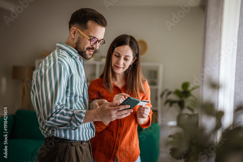 Fotografia Couple doing online shopping, paying with credit card