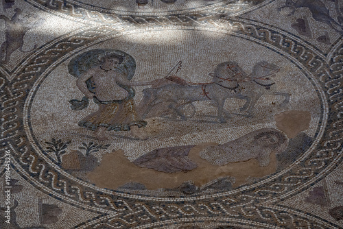 Foto Mosaic medallion detail with figure and bull, Cástulo, Spain
