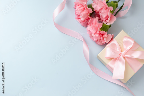 ピンクのカーネーションとピンクのリボンのプレゼントボックス　