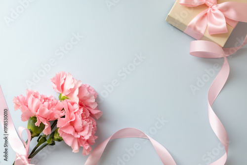 ピンクのカーネーションとピンクのリボンのプレゼントボックス　