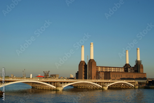 Quadro em tela Battersea power station and grosvenor bridge over river thames