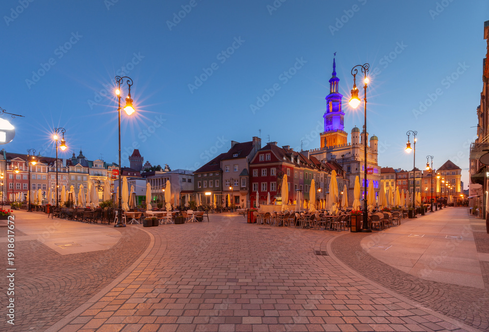 Obraz premium Dawn Market Square With Illuminated Town Hall In Poznan Poland