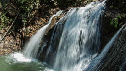 Wandcirkels Toilet Tropische waterval in groen oerwoud  © IndyTimePhoto